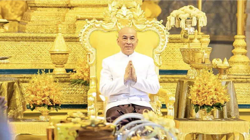 Vua Norodom Sihamoni đang cầu nguyện trong một nghi lễ tôn giáo tại Cung điện Hoàng gia ngày 28-10. Ảnh: KHMER TIMES