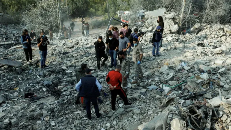 Hiện trường vụ tấn công của Israel vào thị trấn Almat ở quận Jbeil, Lebanon. Ảnh: REUTERS
