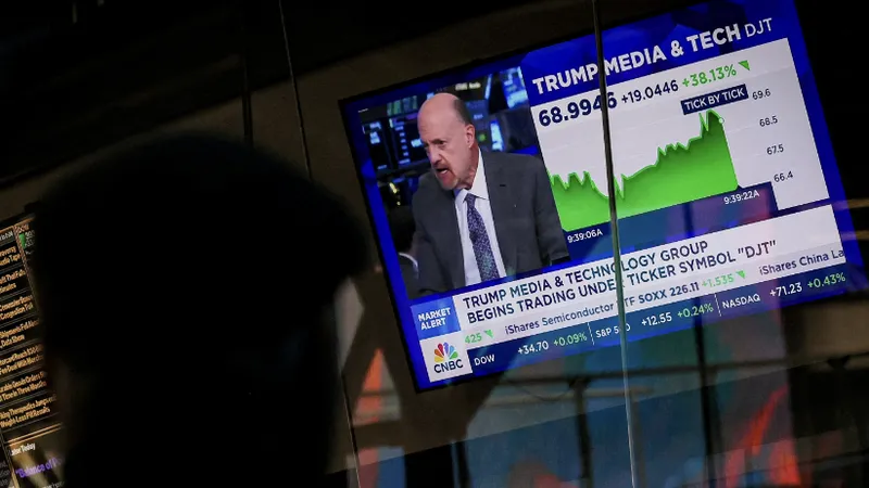 Màn hình hiển thị thông tin giao dịch về cổ phiếu của Truth Social và Trump Media & Technology Group. Ảnh: REUTERS