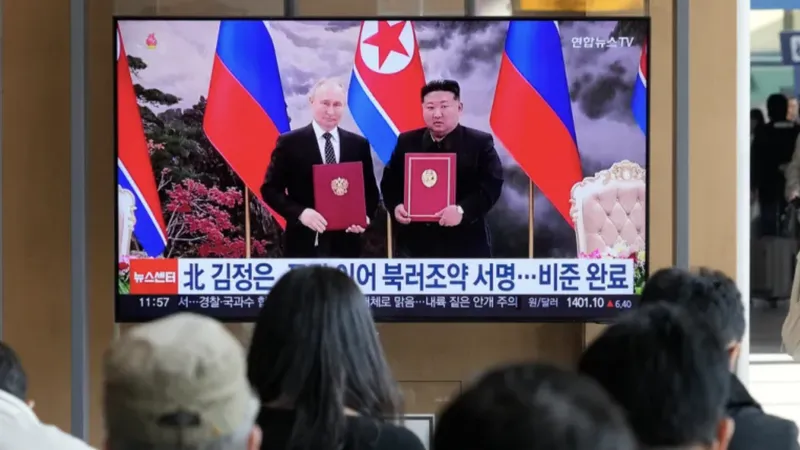 Màn hình TV hiển thị hình ảnh nhà lãnh đạo Triều Tiên Kim Jong Un và Tổng thống Nga Vladimir Putin tại Bình Nhưỡng ngày 12-11-2024. Ảnh : Al Jazeera