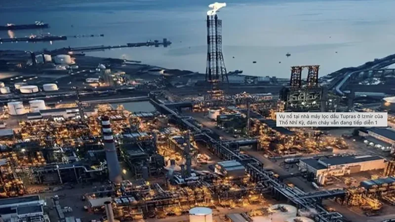 Vụ nổ xảy ra tại nhà máy lọc dầu Tupras ở Izmir, Thổ Nhĩ Kỳ ngày 25 - 11. Ảnh : NTV