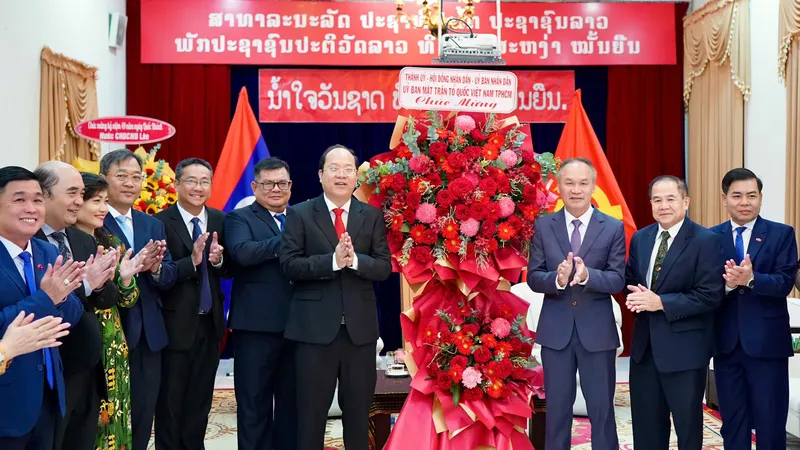 Đoàn đại biểu TPHCM do Phó Bí thư Thường trực Thành ủy TPHCM Nguyễn Hồ Hải dẫn đầu đã đến chúc mừng Quốc khánh nước CHDCND Lào. Ảnh: HOÀNG HÙNG
