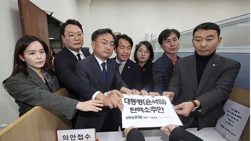 Đại diện các đảng đối lập đệ trình dự luật luận tội Tổng thống Yoon Suk Yeol lên văn phòng dự luật tại Quốc hội ở Seoul vào ngày 4-12-2024. Ảnh: YONHAP