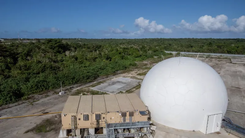 Tên lửa Standard Missile-3 Block IIA trước khi được phóng tại Căn cứ Không quân Anderson, Guam. Ảnh: Defense News