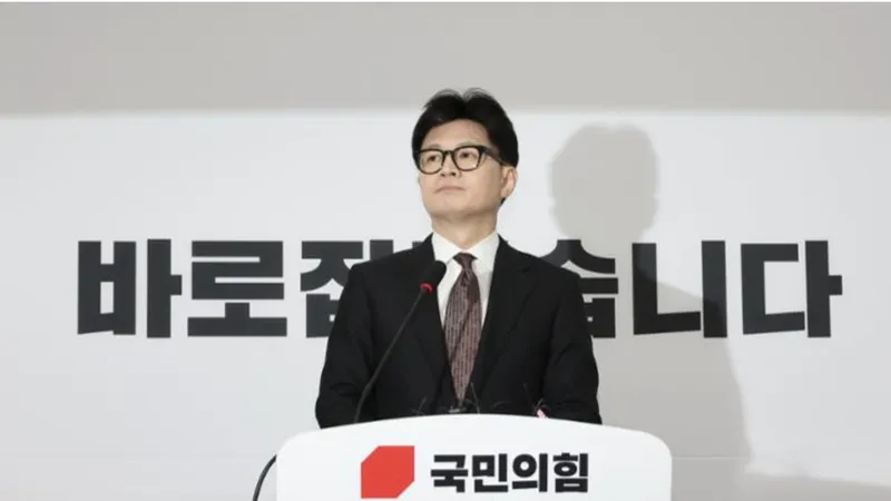 Hàn Quốc: Tổng thống Yoon Suk Yeol đối mặt thủ tục luận tội, lãnh đạo đảng cầm quyền từ chức
