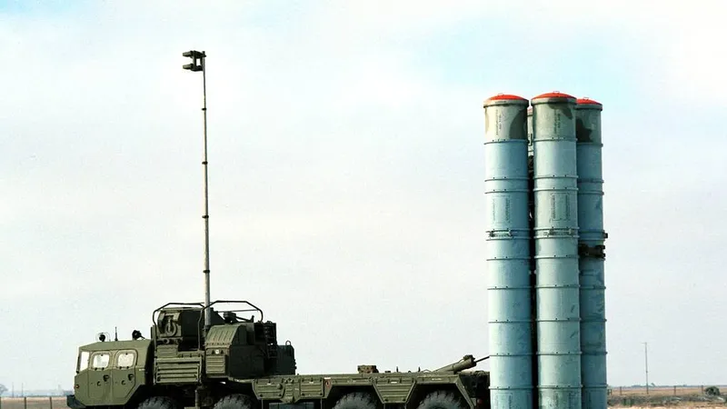 Hệ thống phòng không S-400. Ảnh : TASS