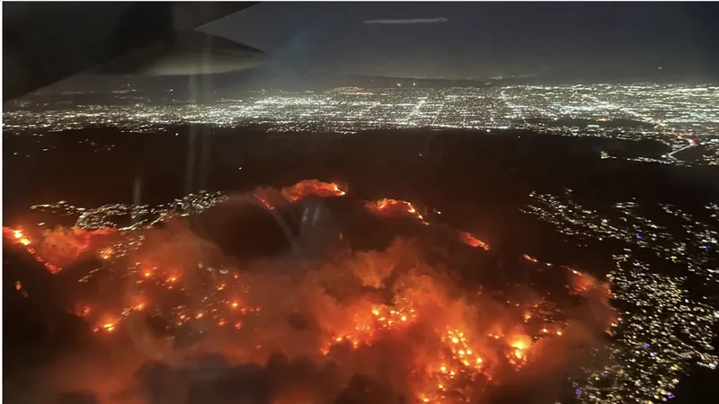 Nam California chìm trong biển lửa