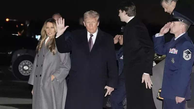 Ông Trump cùng gia đình chuẩn bị lên máy bay đến Washington. Ảnh: LOS ANGELES TIMES 