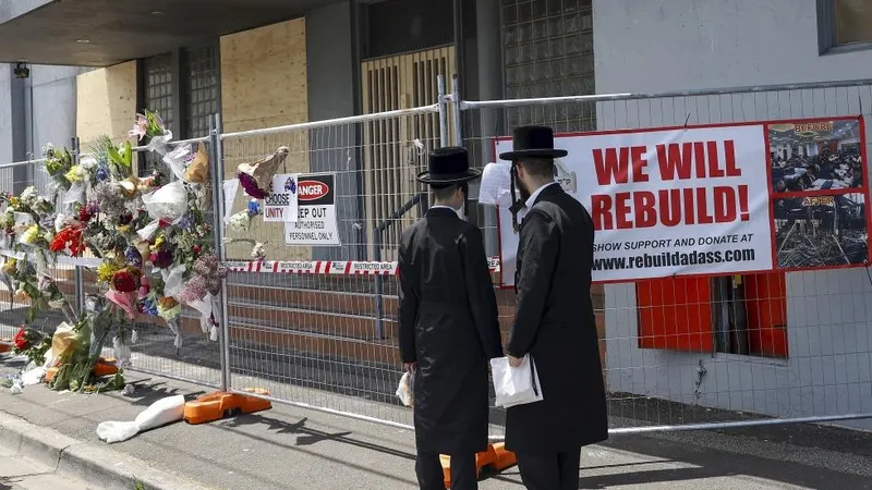 Bên ngoài Nhà thờ Do Thái Adass Israel bị tấn công ở Melbourne, ngày 9-12-2024. Ảnh: THE AUSTRALIAN