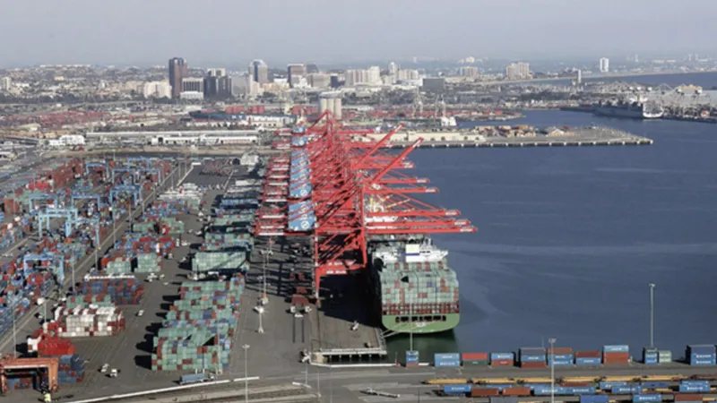 Cảng Long Beach ở bang California, một trong những cảng bận rộn nhất thế giới, đóng vai trò là cửa ngõ quan trọng cho hàng hóa ra vào Mỹ, đặc biệt là từ châu Á. Ảnh: CHINA DAILY 