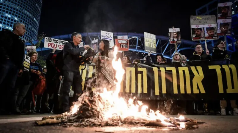 Người Israel chặn Đường cao tốc Ayalon ở Tel Aviv yêu cầu Israel "không gây nguy hiểm" cho thỏa thuận con tin. Ảnh: Flash90