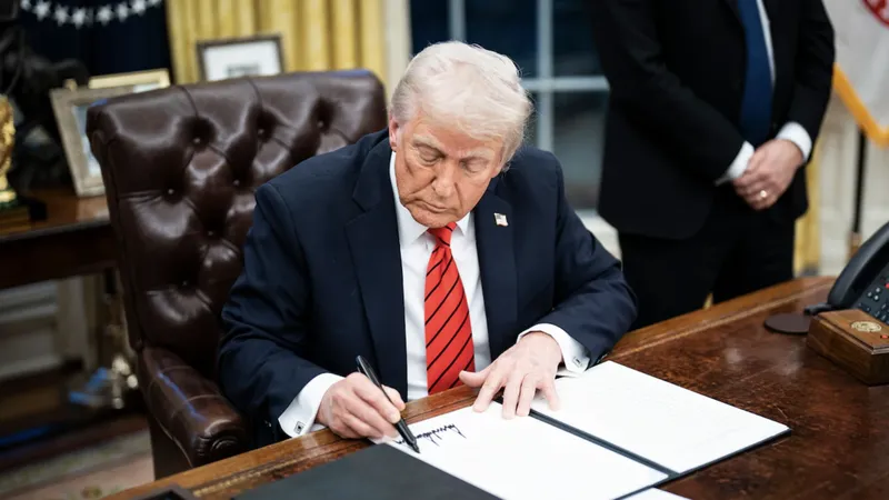 Tổng thống Donald Trump tại Phòng Bầu dục ngày 10-2. Ảnh: Washington Post