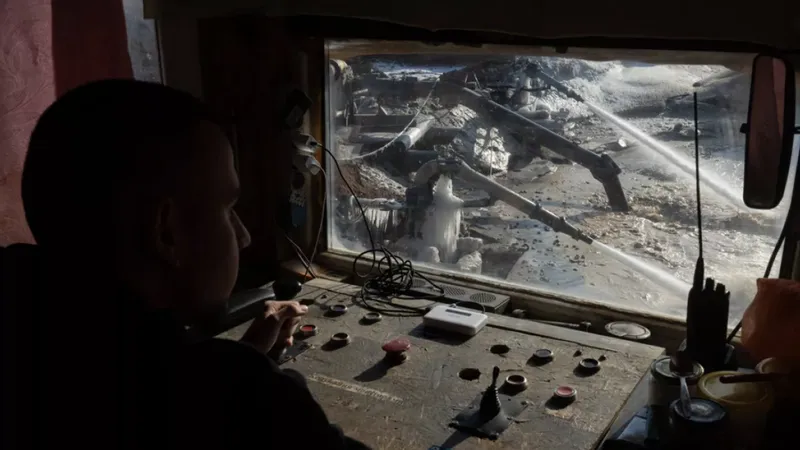 Công nhân kiểm soát việc khai thác ilmenit, một nguyên tố chính được sử dụng để sản xuất titan, tại một mỏ lộ thiên ở khu vực miền trung Kirovohrad, Ukraine. Ảnh: EURONEWS