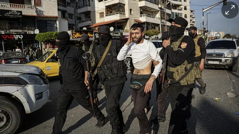 Lực lượng an ninh Syria bắt giữ một người sau cuộc đụng độ giữa lực lượng chính phủ và những người ủng hộ chế độ Tổng thống Bashar al-Assad ở Latakia. Ảnh: EPA