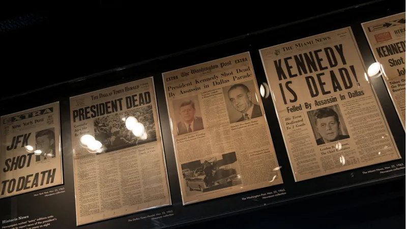 Trang nhất về vụ ám sát Tổng thống John F. Kennedy trên khắp các tờ báo Mỹ . Ảnh : Getty Images