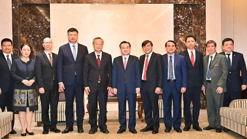 Đoàn đại biểu hai bên chụp ảnh lưu niệm. Ảnh: VIỆT DŨNG