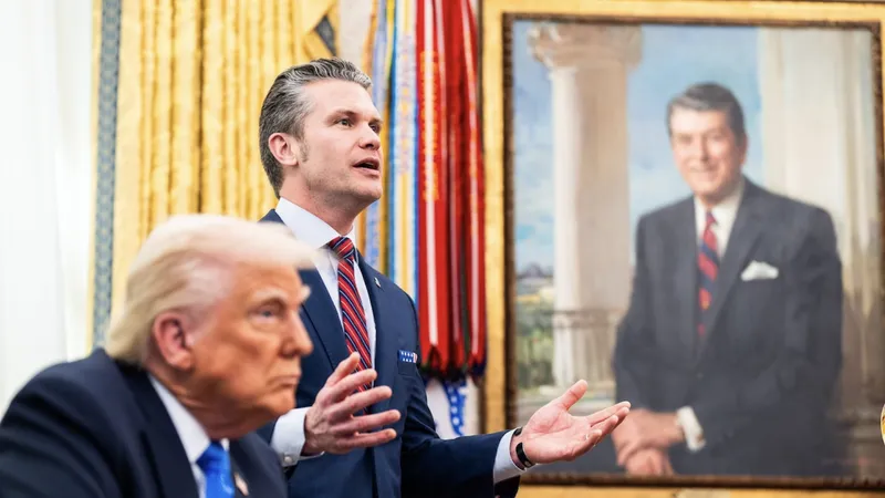 Bộ trưởng Quốc phòng Pete Hegseth cùng Tổng thống Donald Trump tại Nhà trắng. Ảnh: THE WASHINGTON POST 