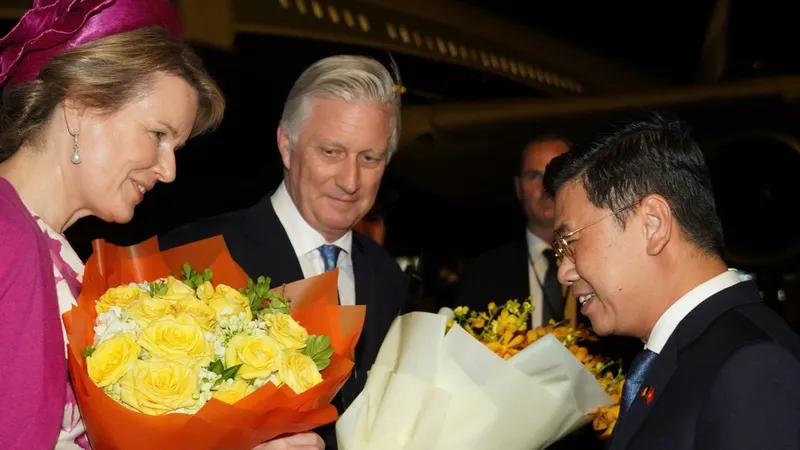 Phó Chủ tịch UBND TPHCM Nguyễn Văn Dũng tặng hoa Nhà vua Philippe và Hoàng hậu Mathilde