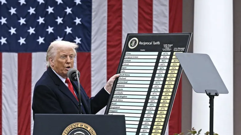 Tổng thống Trump quyết định “thuế chiết khẩu đối ứng” áp dụng với hàng hóa nhập khẩu vào nền kinh tế lớn nhất thế giới. Ảnh: BLOOMBERG
