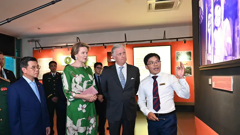 Nhà vua Philippe và Hoàng hậu Mathilde đang được chia sẻ về hậu quả chất độc da cam trong chiến tranh xâm lược của Mỹ ở Việt Nam tại Bảo tàng Chứng tích chiến tranh. Ảnh: VIỆT DŨNG