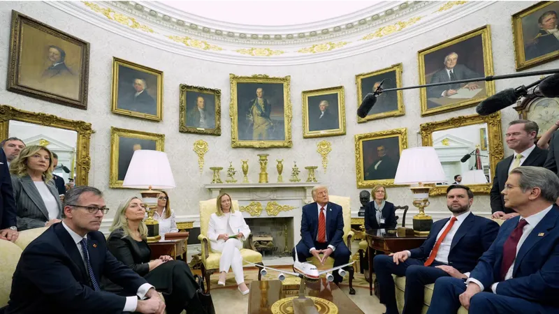 Tổng thống Hoa Kỳ Donald Trump gặp Thủ tướng Italy Giorgia Meloni tại Phòng Bầu dục ngày 17-4. Ảnh: The Canadian Press
