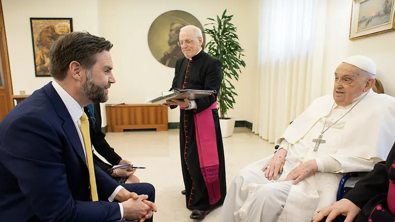 Giáo hoàng Francis tiếp Phó Tổng thống Mỹ JD Vance vào ngày 20-4 tại Vatican. Ảnh : VATICAN MEDIA
