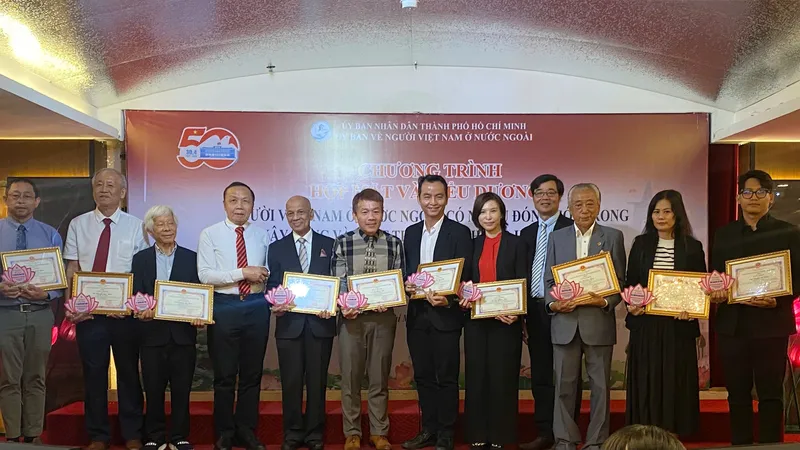 Kiều bào tiêu biểu được biểu dương tại buổi họp mặt. Ảnh: HẠNH CHI