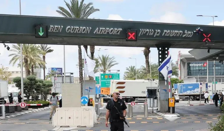 Nhân viên an ninh Israel chốt chặn ở lối vào sân bay Ben Gurion, Tel Aviv, sau một cuộc tấn công bằng tên lửa trước đó được phóng từ Yemen. Ảnh: REUTERS