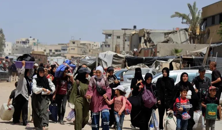 Người dân Palestine di tản sau khi quân đội Israel ban hành lệnh di dời khỏi thành phố Khan Younis, phía nam Dải Gaza. Ảnh : Reuters