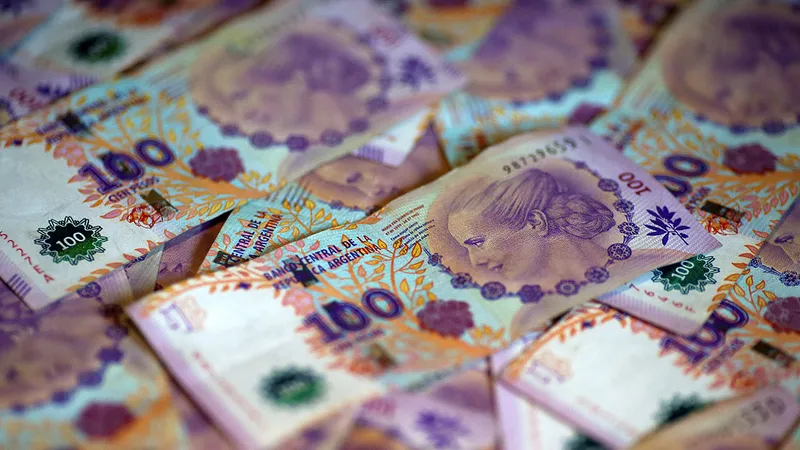 Những nhà đầu tư quốc tế sẽ trả USD và nhận lại peso Argentina khi nước này tìm cách tăng dự trữ ngoại hối. Ảnh: REUTERS