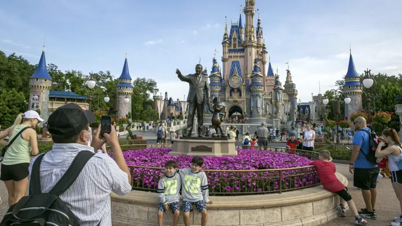 Du khách tham quan Công viên Magic Kingdom tại Khu nghỉ dưỡng Walt Disney World ở Lake Buena Vista, Fla (Mỹ). Ảnh: BLOOMBERG 
