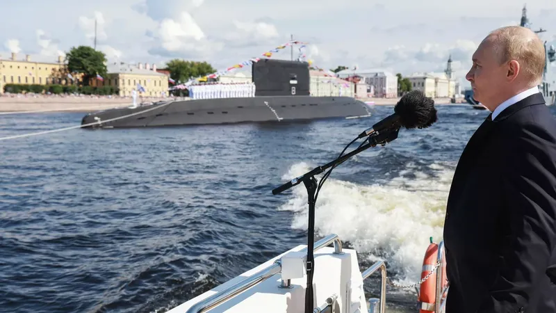 Tổng thống Vladimir Putin tại Lễ duyệt binh Ngày Hải quân Nga 28-7-2024. Ảnh: Sputnik News