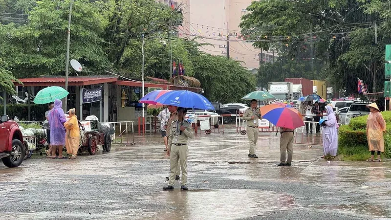 Thắt chặt qua lại cửa khẩu Ban Hat Lek ở quận Khlong Yai, thuộc tỉnh Trat của Thái Lan ngày 8-6 trước khi hai bên nhất trí giảm leo thang căng thẳng biên giới. Ảnh: Bangkok Post