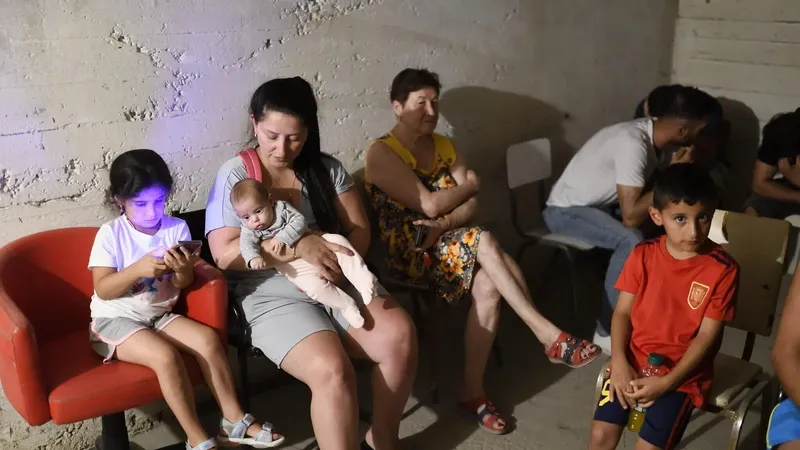 Người dân Israel tạm lánh xuống các hầm trú di động khi còi báo động vang lên. Ảnh: Times of Israel