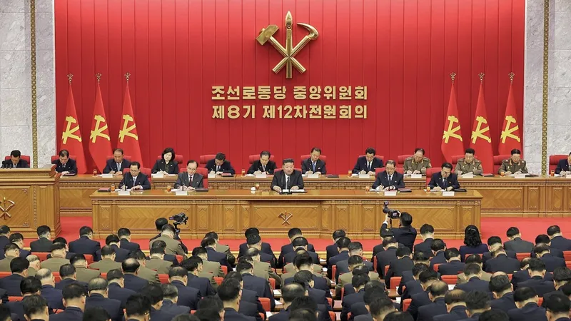 Toàn cảnh phiên họp do KCNA công bố vào ngày 24 - 6. China Daily đăng lại