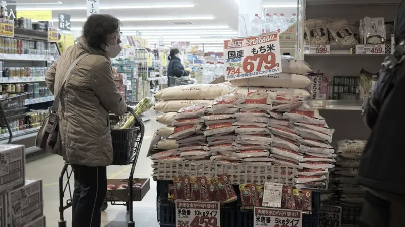 Một khách hàng mua gạo tại siêu thị Marusan ở Koshigaya, tỉnh Saitama, Nhật Bản. Ảnh : Getty Images
