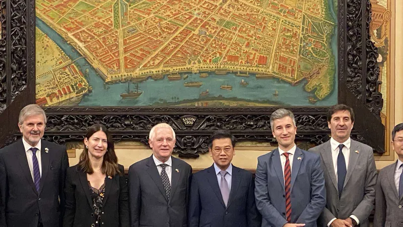 Đồng chí Nguyễn Văn Dũng (giữa), ông Agustin Tejeda Rodriguez - Phó Quốc vụ khanh phụ trách Thị trường Nông sản Thực phẩm và Hội nhập Quốc tế thuộc Bộ Kinh tế Cộng hòa Argentina (bên phải) và Đại sứ Đặc mệnh toàn quyền Cộng hòa Argentina tại Việt Nam – ông Marcos A. Bodnarski (bên trái). Ảnh: XUÂN HẠNH
