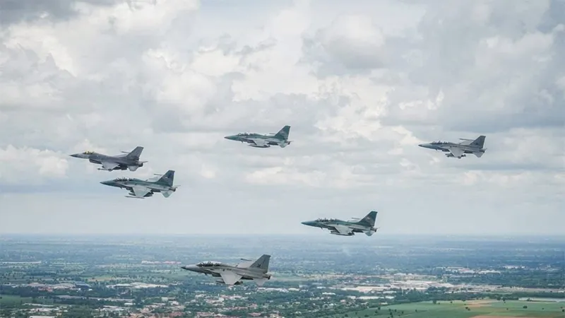 Máy bay chiến đấu F-16 của không quân Thái Lan được điều đến khu vực giao tranh. Ảnh: PHNOMPENH POST 