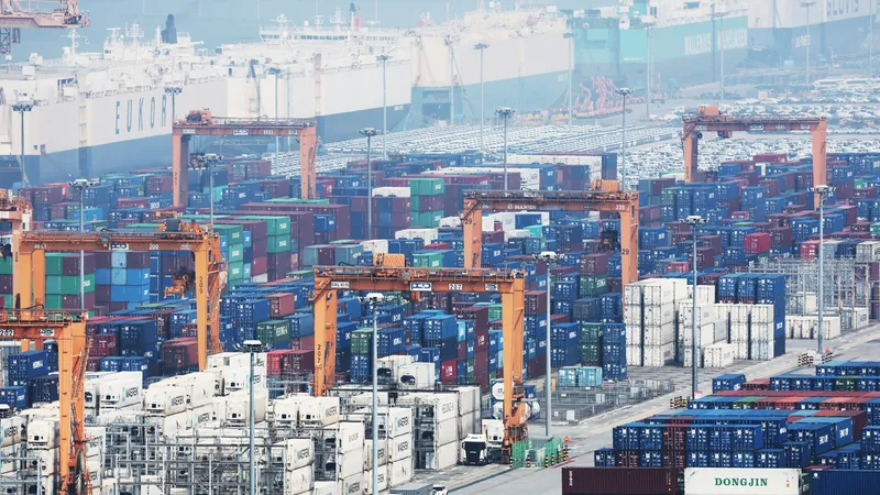 Hàng hoá xuất khẩu tại Cảng Pyeongtaek ở tỉnh Gyeonggi, Hàn Quốc. Ảnh: YONHAP 