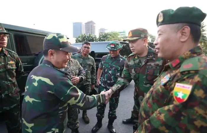 Đoàn quan sát viên lâm thời rời Phnom Penh vào ngày 14-8 để bắt đầu thị sát các tỉnh Battambang, Banteay Meanchey và Preah Vihear, nơi họ sẽ đánh giá việc thực hiện thỏa thuận ngừng bắn hiện tại. Ảnh: ANN