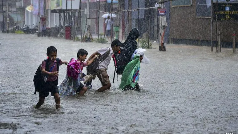 Mưa lớn ở Maharashtra Mumbai. Ảnh: NDTV