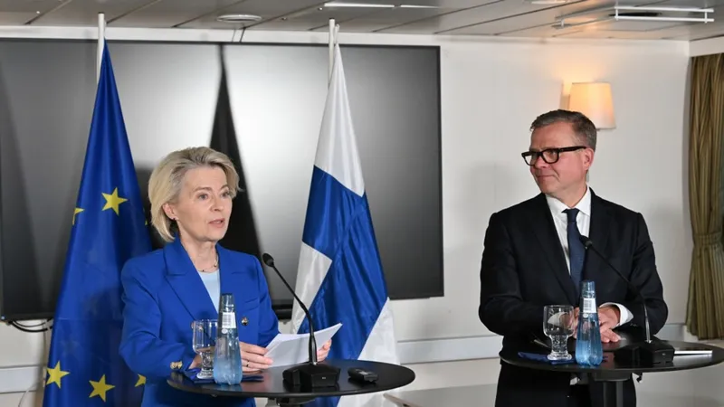 Bà Von der Leyen và Thủ tướng Phần Lan Petteri Orpo tại cuộc họp báo ngày 29-8 Ảnh: EPA
