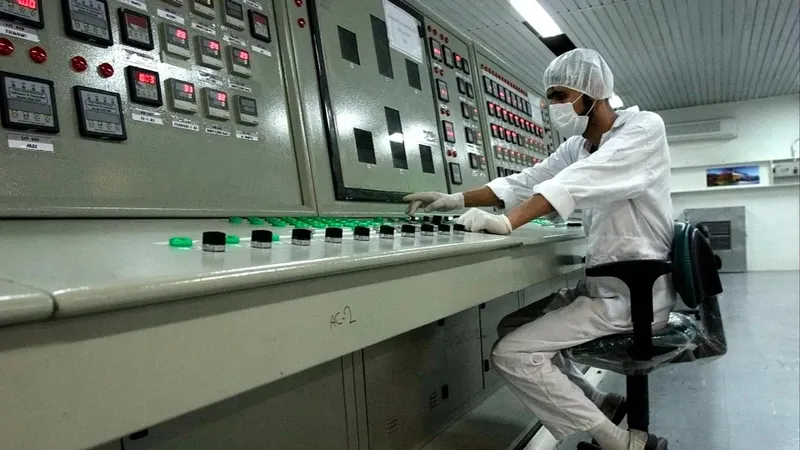 Bên trong một cơ sở hạt nhân của Iran. Ảnh : AP