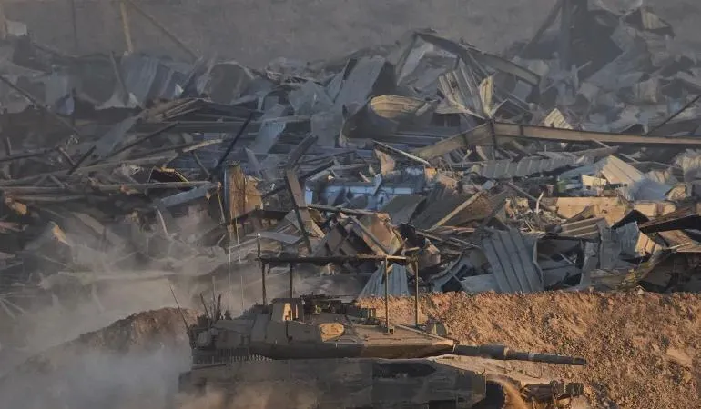 Binh lính Israel lái xe tăng bên trong Dải Gaza, nhìn từ miền Nam Israel, ngày 3 - 9. Ảnh: AP