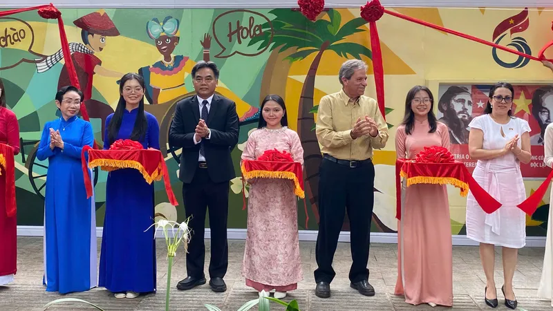 Các đại biểu cắt băng khánh thành bức tranh tường nhân kỷ niệm 65 năm thiết lập quan hệ ngoại giao Việt Nam – Cuba (1960 – 2025). Ảnh: XUÂN HẠNH