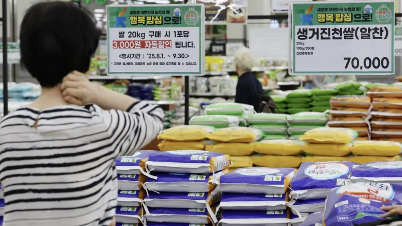 Giá bán lẻ trung bình của một bao gạo 20 kg đã vượt ngưỡng tâm lý 60.000 won. Ảnh: Yonhap
