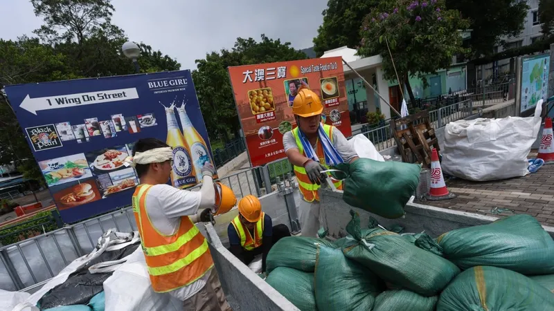 Gia cố chuẩn bị ứng phó với bão Ragasa tại Tai O, một trong những khu vực dễ bị lũ lụt nhất của Hong Kong. Ảnh: SCMP