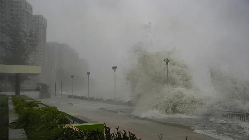 Hong Kong tê liệt khi Đài quan sát nâng mức cảnh báo lên mức cao nhất. Ảnh: HKFP