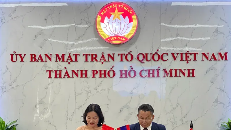 Đồng chí Trương Thị Bích Hạnh và đồng chí Somchay Xiongchongteng ký Bản ghi nhớ về hợp tác giai đoạn 2025 – 2030. Ảnh: XUÂN HẠNH