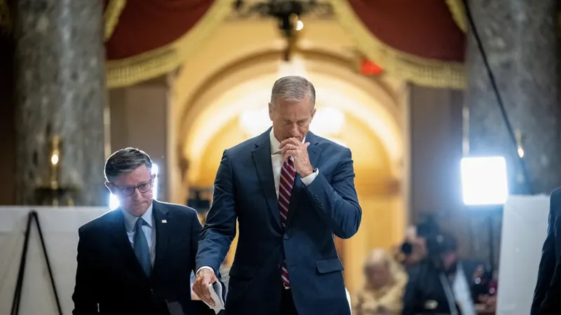 Lãnh đạo phe đa số tại Thượng viện John Thune và Chủ tịch Hạ viện Mỹ Mike Johnson rời đi sau cuộc họp báo tại ở Washington, DC ngày 3-10. Ảnh: BLOOMBERG